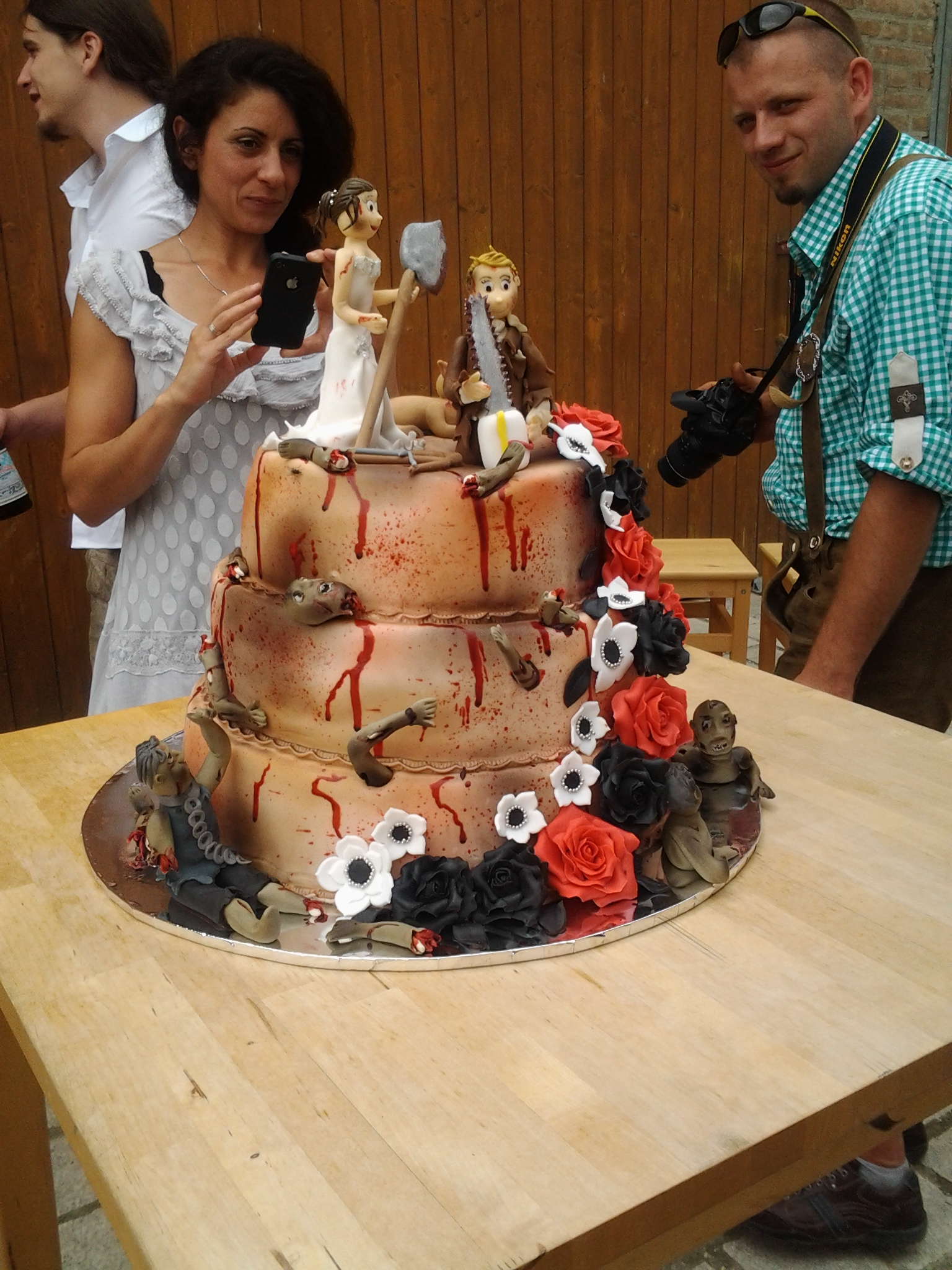 Braut und Bräutigam auf der Torte mid Mordwerkzeug